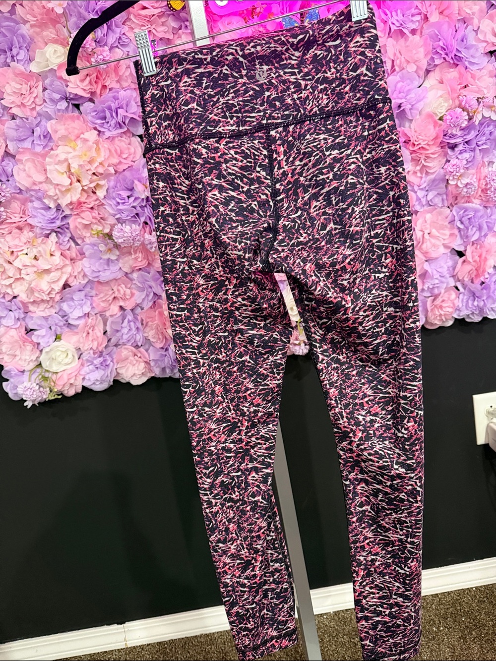 Luluemon crop' Pink Printed Active Leggings